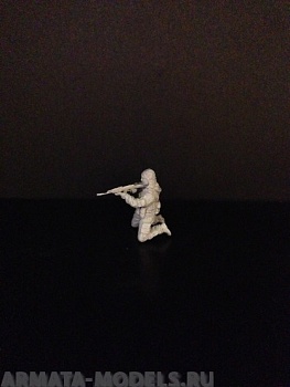 5005ТБ Боец на коленях с автоматом