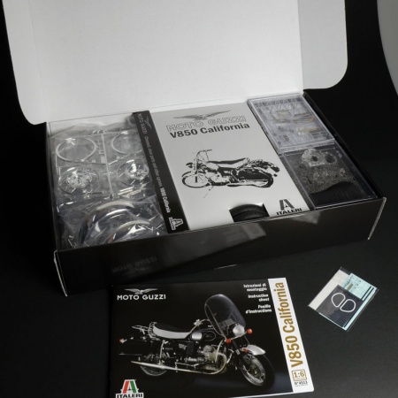 4513ИТ Мотоцикл Moto Guzzi V850 Califor Italeri